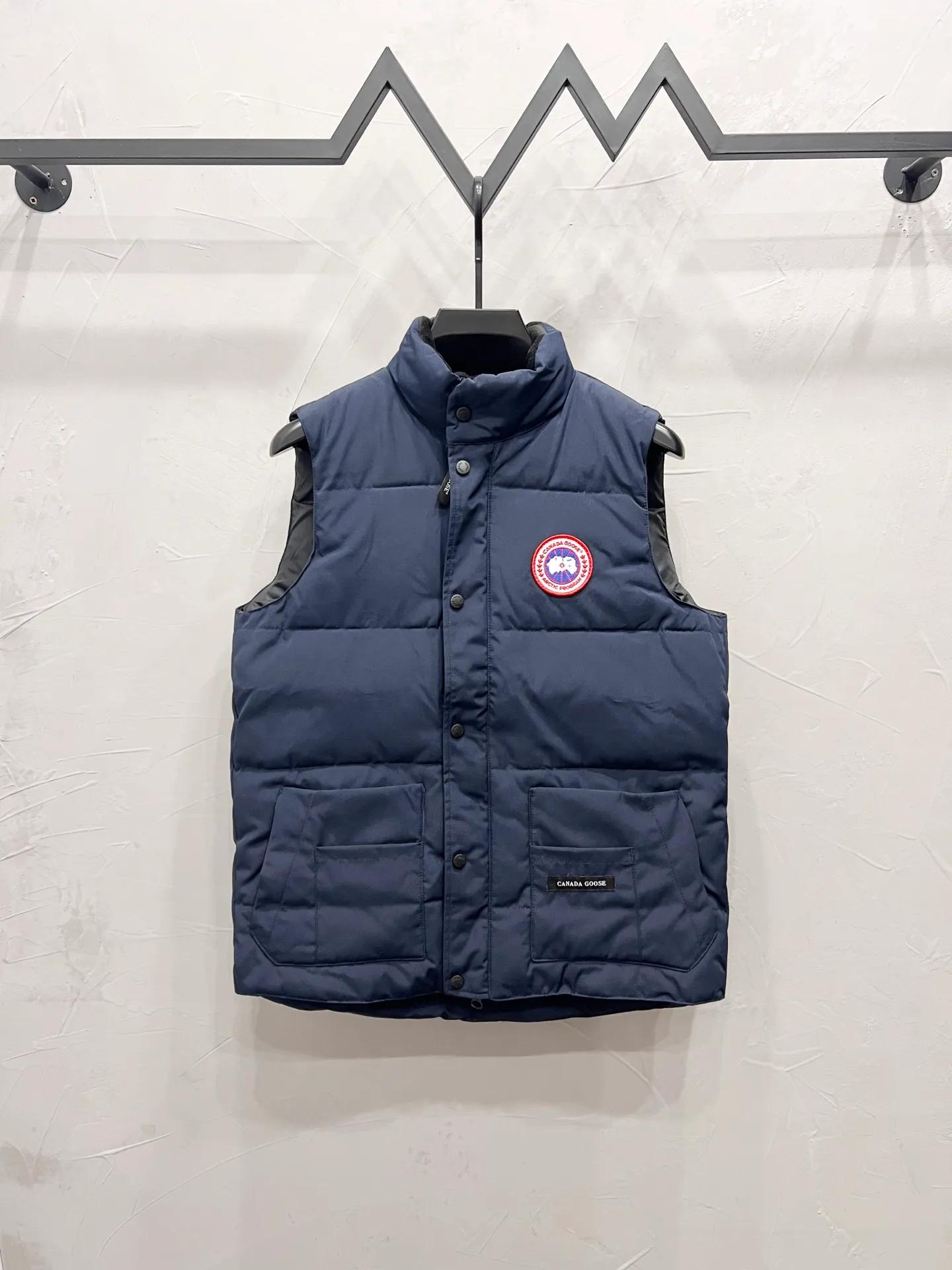 P330 model number: YC27 Canada goose/Canada Goose 4154M Freestyle Crew down vest, using international 50 down, genuine original clothing, pay attention to the version, YKK double zipper, velvet on the back collar, more warm, zippered hidden pocket on the inside, genuine mesh pockets on the inside, you need to compare with the genuine product at any time, the accessories are all original factory custom-made, the fabric is molded and customized according to the authentic original version It can be restored by kneading it at will (fabric interpretation: the harder the fabric, the better the waterproof performance. Only those who buy the latest authentic version this year will notice the softness and comfort of the fabric. Soft fabrics are waterproof and have memory rebound function, which is the authentic fabric). The down is synchronized with genuine white duck down, fluffy and not clumps. The original version of Big Goose is white duck down. It is not the goose down boasted by the world's random copywriting. It can be verified through any official channel. Customized authentic YKK double zipper military-grade copper core zipper puller. High hardness and no jamming. The original smoothness is restored. The workmanship and wiring are all controlled by workers with more than ten years of service. They must be horizontal and vertical. No crookedness. The inner wiring density is more sophisticated. Feel free to compare. Big goose label. Collar label. Washed label. Hangtag. Zipper rope. Pocket label. Collar velvet. Buttons. All details are updated simultaneously with the original version. The best version. A fighter in a world-famous vest. Compare to the entire network. Color: Black White Navy Blue Gray Gray Gray Label Size: S-XXL